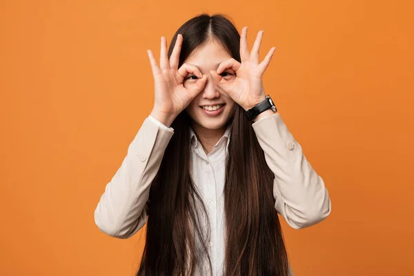 Νεαρή Κινέζα Επιχειρηματίας Δείχνει Εντάξει Σημάδι Πάνω Από Μάτια — Φωτογραφία Αρχείου