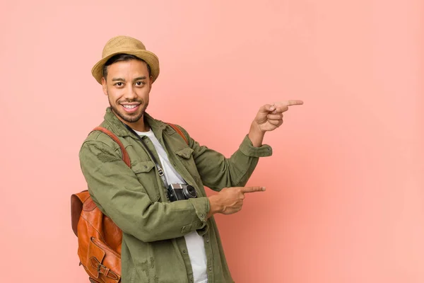 Joven Viajero Filipino Emocionado Señalando Con Los Antepasados Distancia — Foto de Stock