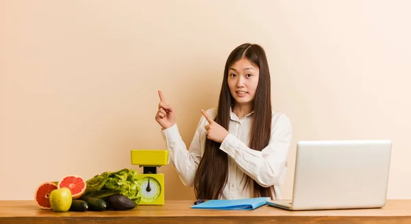 Jeune Femme Chinoise Nutritionniste Travaillant Avec Son Ordinateur Portable Choquée — Photo