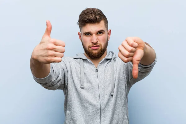 Mladý Pohledný Fitness Muž Ukazuje Palce Nahoru Palce Dolů Těžké — Stock fotografie