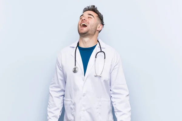 Jovem Médico Bonito Homem Relaxado Feliz Rindo Pescoço Esticado Mostrando — Fotografia de Stock