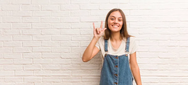 Mladý Hipster Žena Dělá Rock Gesto — Stock fotografie