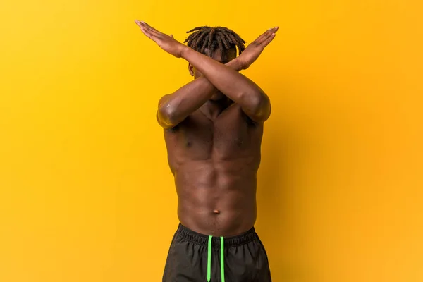 Joven Hombre Negro Sin Camisa Usando Traje Baño Manteniendo Dos — Foto de Stock