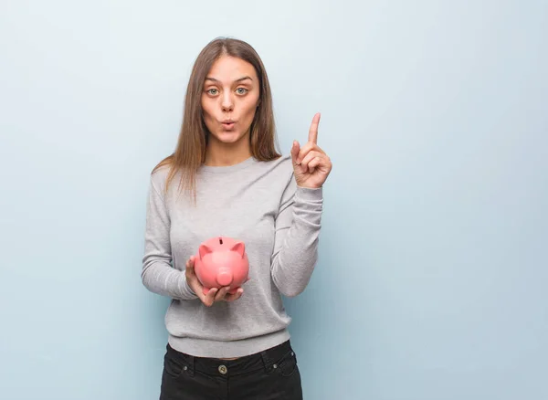 Joven Mujer Bastante Caucásica Que Tiene Una Gran Idea Concepto —  Fotos de Stock