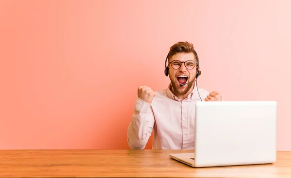 Der Junge Mann Der Einem Callcenter Arbeitet Jubelt Unbeschwert Und — Stockfoto