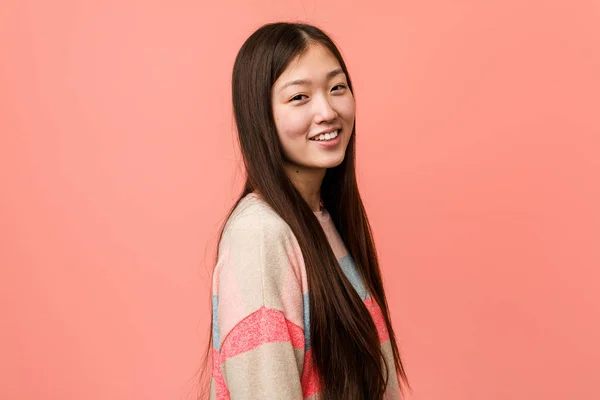 Mladá Chladná Číňanka Dívá Stranou Úsměvem Veselá Příjemná — Stock fotografie
