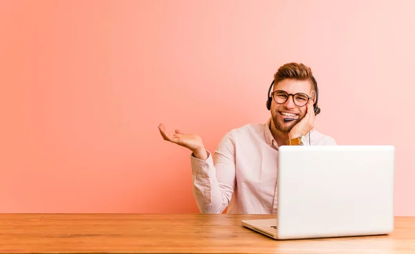 Een Jongeman Die Een Callcenter Werkt Houdt Kopieerruimte Een Handpalm — Stockfoto