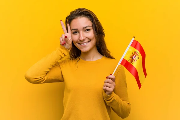 Junge Europäerin Mit Spanischer Fahne Siegeszeichen Und Breitem Lächeln — Stockfoto