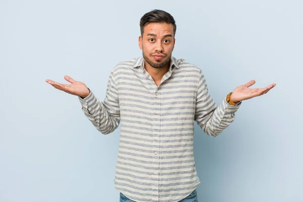 Jonge Knappe Filippijnse Man Twijfelt Afschudden Schouders Het Verhoor Gebaar — Stockfoto