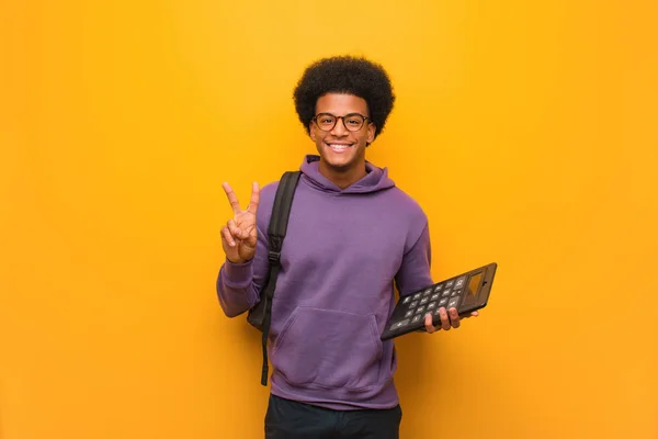 Jovem Estudante Afro Americano Segurando Uma Calculadora Divertida Feliz Fazendo — Fotografia de Stock