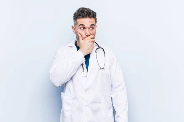 Ung Stilig Läkare Man Tankeväckande Tittar Kopia Utrymme Täcker Munnen — Stockfoto