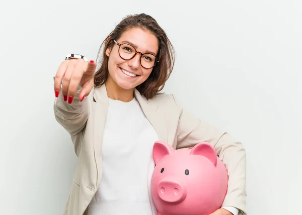 Joven Mujer Negocios Europea Sosteniendo Una Alcancía Sonrisas Alegres Apuntando — Foto de Stock