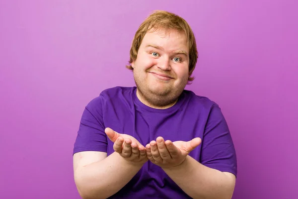 Jovem Homem Gordo Ruiva Autêntica Segurando Algo Com Palmas Oferecendo — Fotografia de Stock