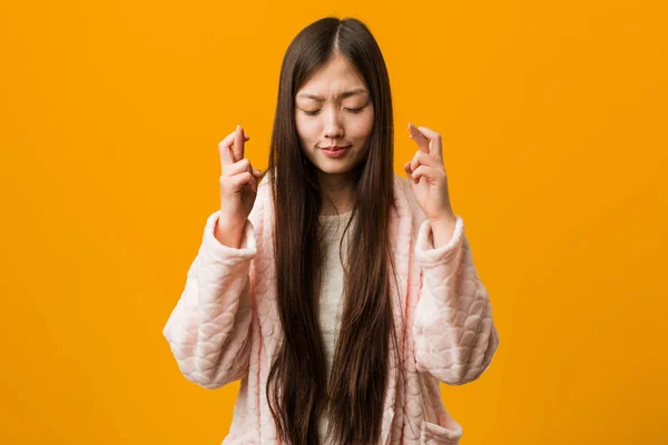 Joven Mujer China Pijama Cruzando Dedos Para Tener Suerte —  Fotos de Stock