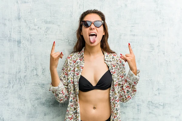 Młoda Europejka Bikini Pokazuje Skalisty Gest Palcami — Zdjęcie stockowe