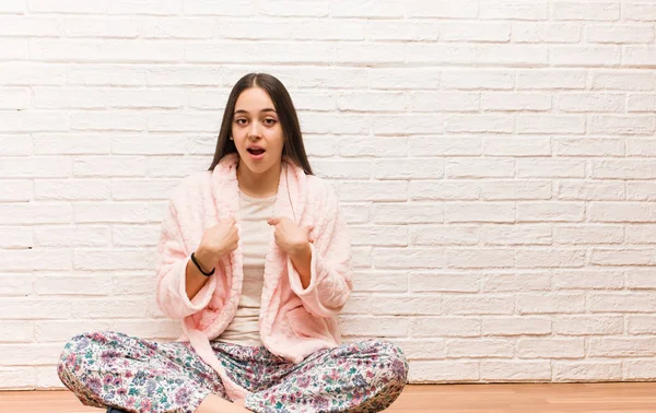 Jonge Vrouw Het Dragen Van Pyjama Verrast Voelt Succesvol Welvarend — Stockfoto