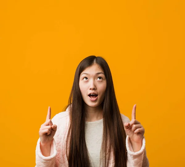 Jovem Chinesa Pijama Apontando Cabeça Com Boca Aberta — Fotografia de Stock