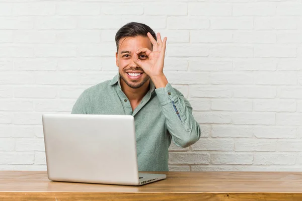 Jovem Filipino Homem Sentado Trabalhando Com Seu Laptop Animado Mantendo — Fotografia de Stock