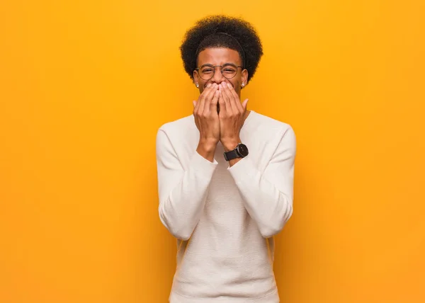 Giovane Uomo Afroamericano Sopra Muro Arancione Che Ride Qualcosa Coprendo — Foto Stock