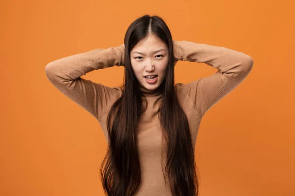 Junge Hübsche Chinesin Die Ohren Mit Händen Bedeckt Und Versucht — Stockfoto