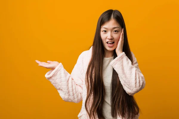 Joven Mujer China Pijama Sostiene Espacio Copia Una Palma Mantener —  Fotos de Stock