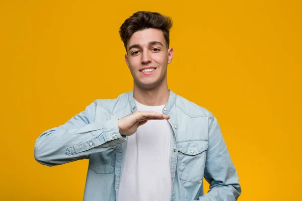 Jovem Estudante Bonito Vestindo Uma Camisa Jeans Segurando Algo Com — Fotografia de Stock