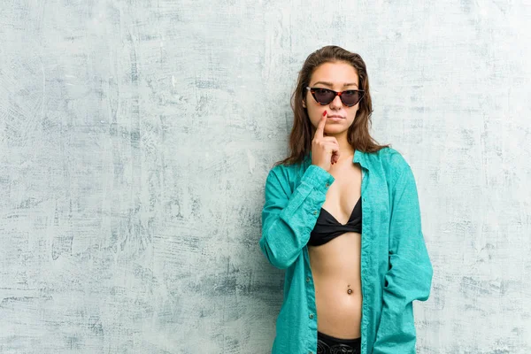Bikini Giyen Genç Avrupalı Kadın Şüpheli Şüpheci Bir Ifadeyle Yana — Stok fotoğraf