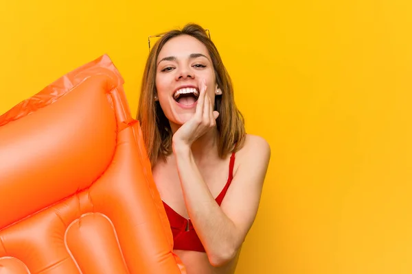 Jovem Mulher Vestindo Biquíni Segurando Uma Cama Colchão Gritando Animado — Fotografia de Stock