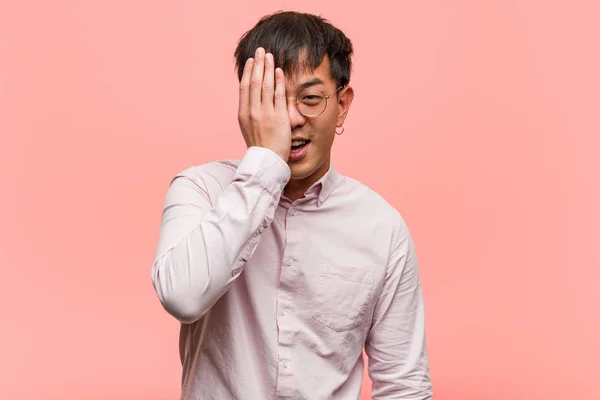 若い中国人男性は幸せを叫んで顔を手で覆う — ストック写真