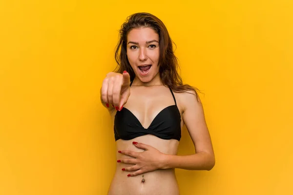 Genç Avrupalı Kadın Başparmağıyla Bikini Puanı Takıyor Gülüyor Kaygısız — Stok fotoğraf