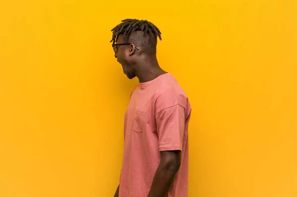 Jeune Homme Noir Décontracté Portant Des Lunettes Soleil Criant Vers — Photo