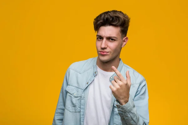 Jovem Estudante Bonito Vestindo Uma Camisa Jeans Apontando Com Dedo — Fotografia de Stock