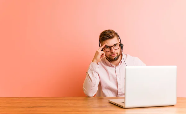 Jongeman Werkzaam Een Call Center Wijzen Tempel Met Vinger Denken — Stockfoto