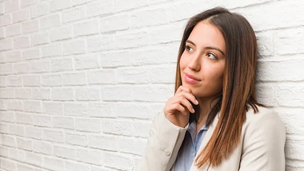 Giovane Donna Affari Dubitare Confuso — Foto Stock