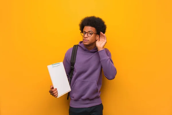 Jovem Estudante Afro Americano Segurando Uma Prancheta Tentar Ouvir Uma — Fotografia de Stock