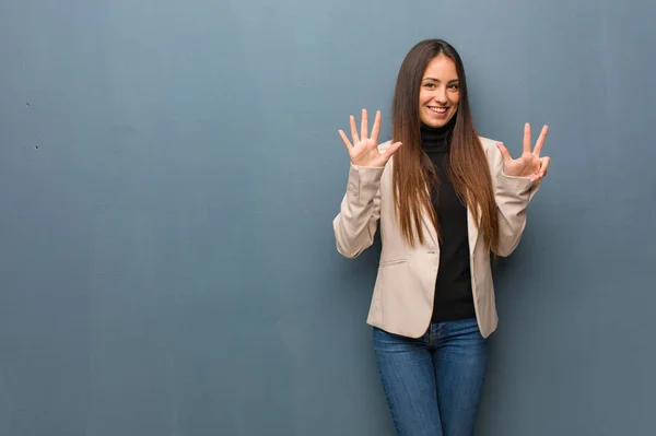 Jovem Mulher Negócios Mostrando Número Oito — Fotografia de Stock