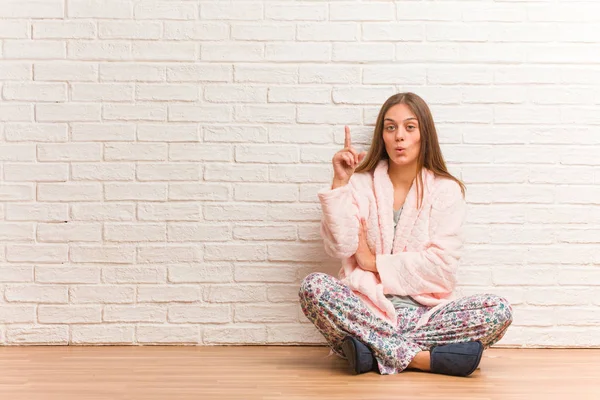Jonge Vrouw Draagt Pyjama Met Een Geweldig Idee Concept Van — Stockfoto