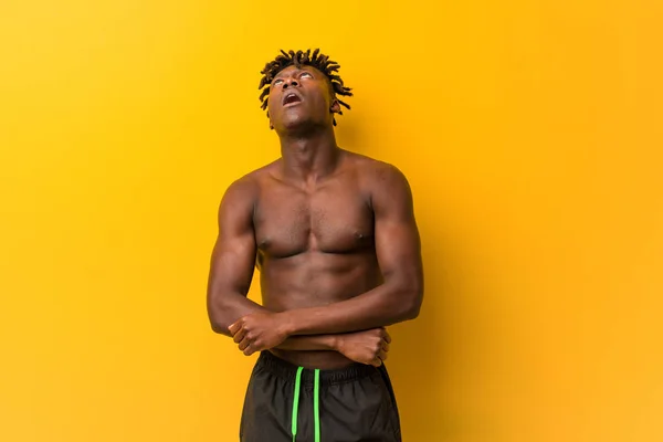 Jonge Zwarte Man Shirtloos Dragen Badpak Moe Van Een Repetitieve — Stockfoto