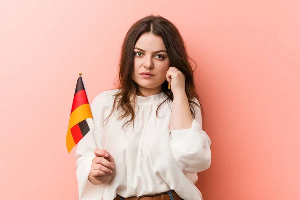 Joven Curvilínea Mujer Tamaño Grande Sosteniendo Una Bandera Alemania Señalando — Foto de Stock