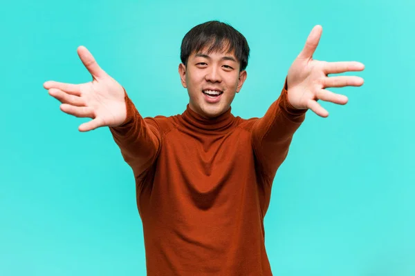 Joven Chino Muy Feliz Dando Abrazo Frente —  Fotos de Stock