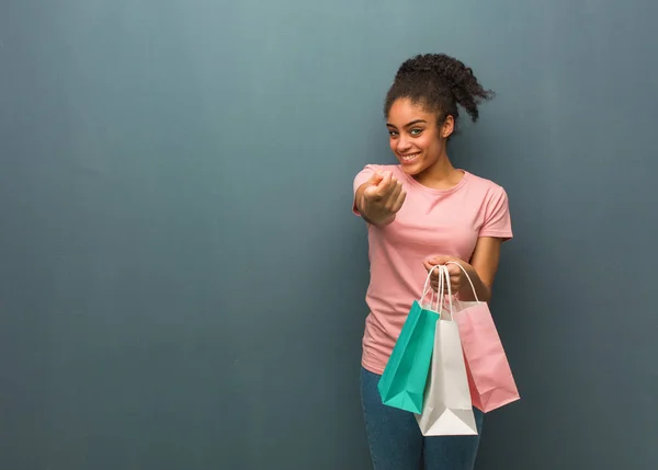 Jonge Zwarte Vrouw Uit Nodigen Komen Houdt Een Shopping Tassen — Stockfoto
