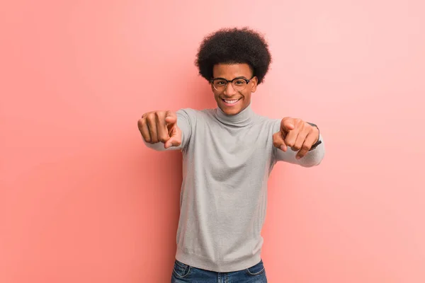 Giovane Uomo Afro Americano Muro Rosa Allegro Sorridente Che Punta — Foto Stock