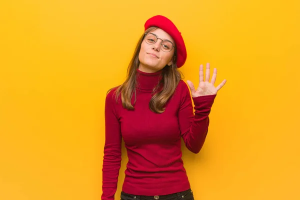 Young French Artist Woman Showing Number Five — Stock Photo, Image