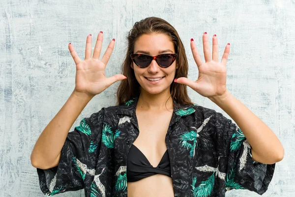 Bikini Giyen Genç Avrupalı Kadın Numarayı Elleriyle Gösteriyor — Stok fotoğraf