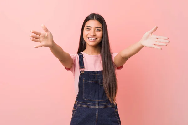 Jovem Bonita Árabe Mulher Vestindo Jeans Dungaree Sente Confiante Dando — Fotografia de Stock