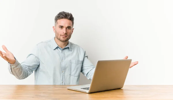 Jonge Knappe Man Werkt Met Zijn Laptop Met Een Welkome — Stockfoto