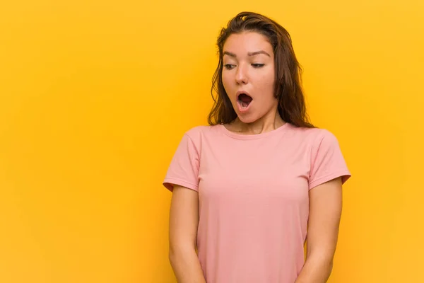 Young European Woman Isolated Yellow Background Being Shocked Because Something — 스톡 사진