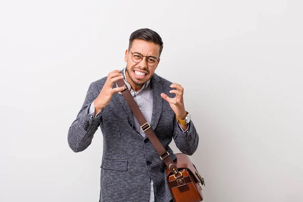 Jonge Bedrijf Filipino Man Tegen Een Witte Muur Boos Schreeuwen — Stockfoto