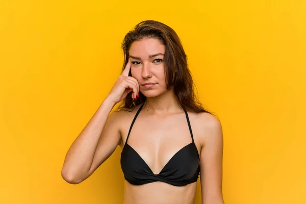 Bikini Giyen Genç Avrupalı Kadın Işaret Parmağıyla Hayal Kırıklığı Jesti — Stok fotoğraf