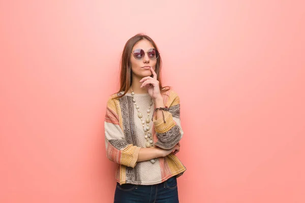 Young Hippie Woman Pink Background Doubting Confused — Stock Photo, Image